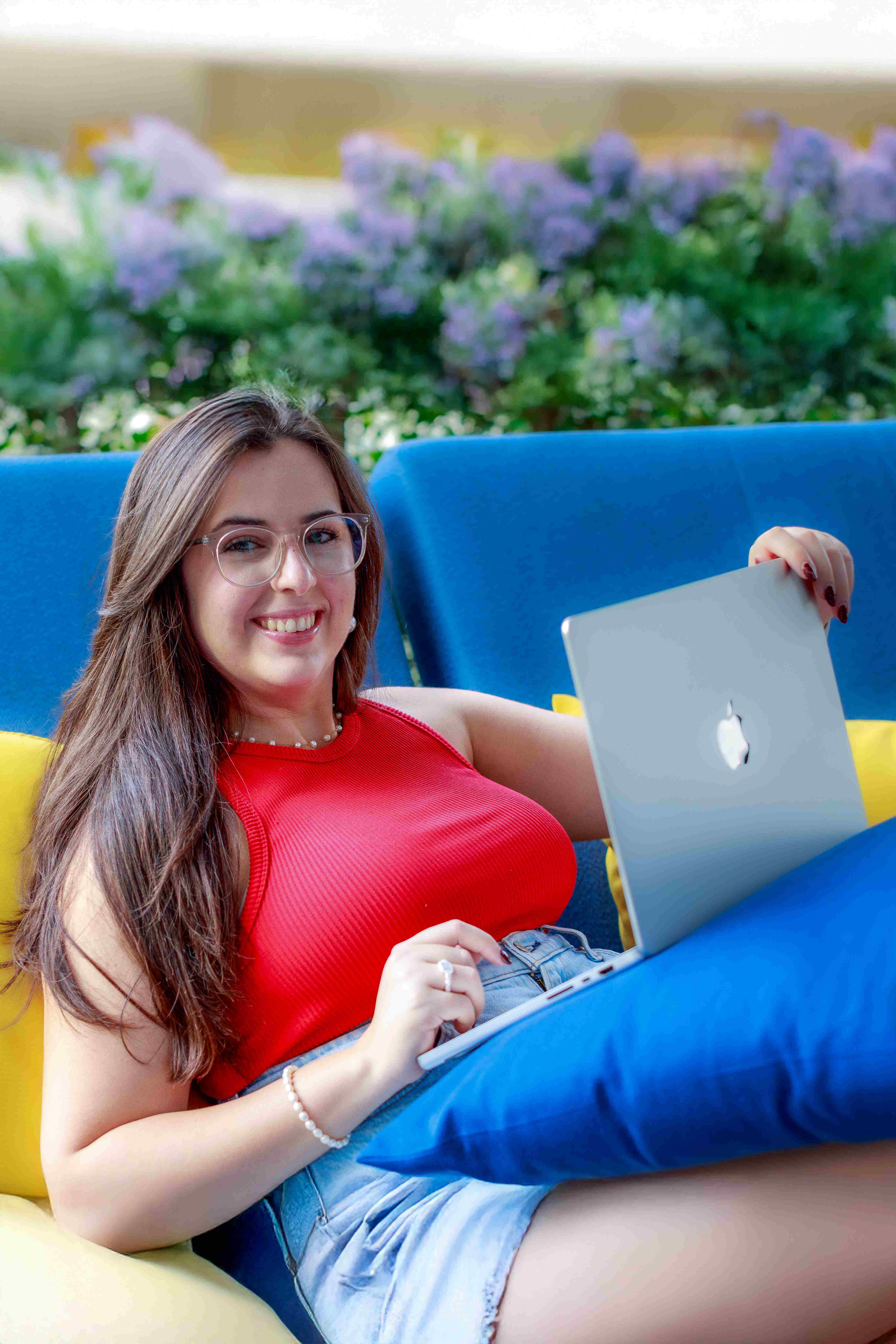 Carla trabajando remoto con laptop